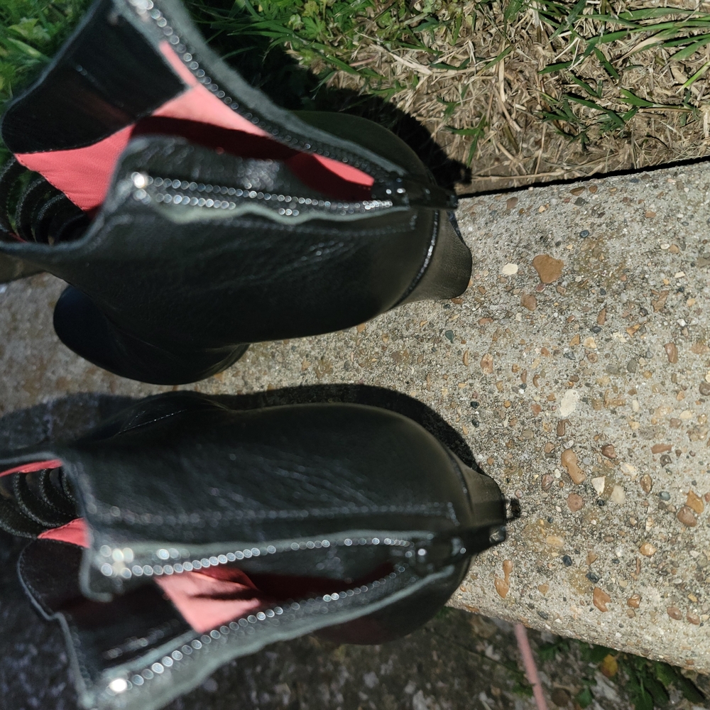 Pas de Rouge Black Leather Shoes with Pink Accents - Picture 4 of 4